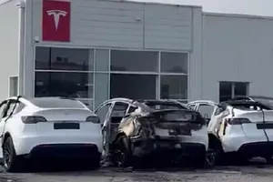 La ira contra Elon Musk no cesa, varios coches Tesla calcinados en un concesionario francés