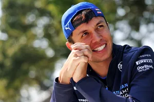 Albon 'celebra' las dificultades de Sainz