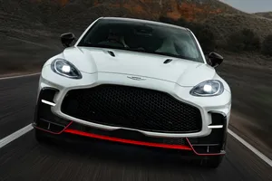El nuevo Aston Martin DBX S es un SUV muy brutal, y no necesita tecnología híbrida para demostrarlo