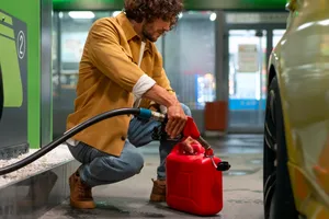 ¿Es legal transportar un bidón de gasolina en el coche y almacenarlo en casa?