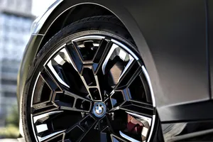 El nuevo kit anti-pinchazos de BMW promete sacarte del apuro en minutos y sin llamar al seguro