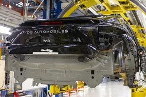 Lujo francés hecho en Italia, el nuevo DS 8 arranca su producción y promete hasta 750 km de autonomía