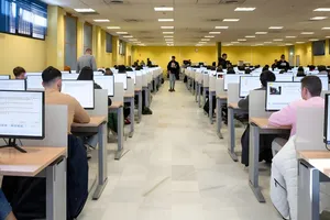 Se presentó en el examen teórico de conducir con un truco para copiar y le acabó mandando al hospital