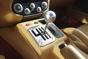 Ferrari rompe su promesa, dice sí al cambio manual (con excepciones) y Hamilton tiene mucho que ver
