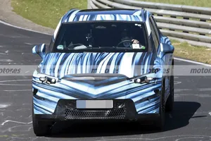 Mercedes pone a prueba al nuevo GLC eléctrico en Nürburgring, lo que insinúan estas fotos espía es bestial