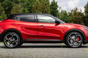 Alfa Romeo tiene su propio Lexus LBX, es 4.800 € más barato y, con etiqueta ECO de serie, es el perfecto rival del Audi Q2