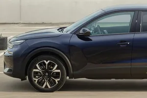 Hecho en España y solo gasta 4,7 litros, el coche barato que parece un SUV tiene 8.800 € de descuento y etiqueta ECO
