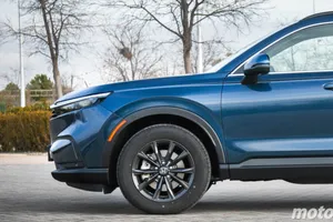 Si buscas un SUV híbrido de reputada fiabilidad este rival de Toyota con tracción 4x4 tiene un buen descuento y etiqueta ECO