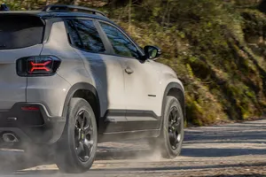 Híbrido, con tracción total y más barato que el Yaris Cross, este SUV con ADN de todoterreno reta a Toyota