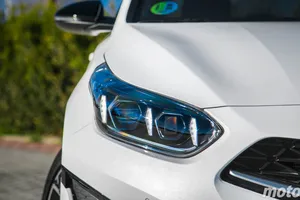 Más barato que el Fabia y rival del SEAT León, este compacto con 7.000 € de descuento es un chollo (y no es chino)