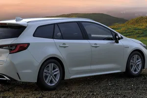 Es como un Toyota Corolla pero más barato y, con motor híbrido, ahora está en oferta con 5.500 € de descuento