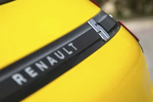 El nuevo Renault 5 eléctrico se burla de MINI en su propia casa, y no tiene piedad