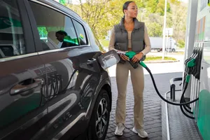 Hay una buena razón por la que repostar en la autovía es desaconsejable y nuestros datos lo corroboran