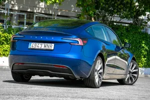 Imagina que el fabricante de tu coche manipula el cuentakilómetros para librarse de la garantía. Pues eso hace Tesla