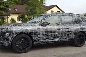 BMW desafía las reglas de Europa con el nuevo X7 2027, primeras fotos espía de este gigante alemán