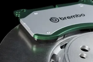 Europa quería pillar a los eléctricos… pero Brembo se adelanta y frena las multas (también para los de combustión)