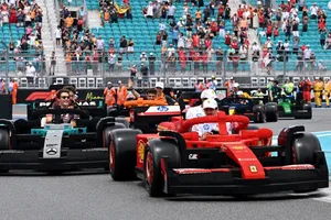 La carrera de F1 más surrealista que verás jamás, ¡con coches de LEGO a tamaño real!