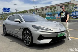Pruebo el coche autónomo de Denza, más inteligente que la legislación Europea