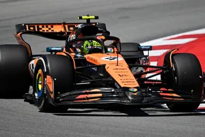 McLaren se 'ríe' de la nueva normativa y domina en Barcelona; preocupación en el box de Alonso