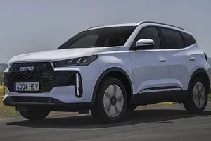 Nuevo EBRO S400, el SUV híbrido HEV de precio rompedor que apunta a MG y Dacia