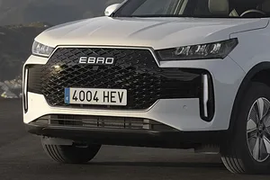 El nuevo SUV de EBRO se llama S400, tiene tecnología híbrida y, con un precio imbatible, será la peor pesadilla de Dacia