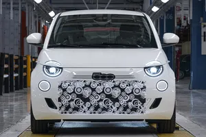 El FIAT 500 quiere volver a reinar en Europa, ahora es híbrido pero todavía no está completamente listo