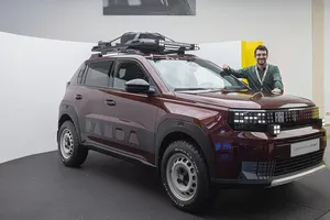 El Fiat Grande Panda Hybrid se presenta lleno de color, estilo... y hasta barro