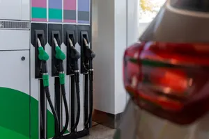 Una gasolinera vende combustible mezclado con agua y destroza decenas de vehículos