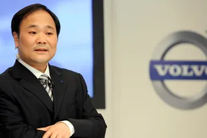 El presidente de Geely (matriz de Volvo) sobre los coches térmicos: “No abandonaremos los motores de gasolina”