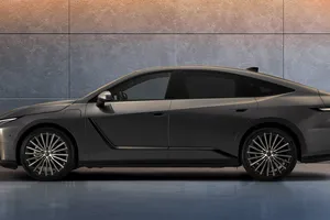 Lexus hace borrón y cuenta nueva, su nuevo ES 2026 es más ambicioso y su objetivo ya no es el Serie 5