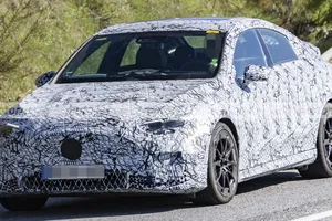 El nuevo Mercedes-AMG CLA eléctrico ya no se esconde, lo cazamos en fotos espía desafiando el calor