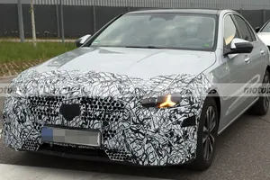 Mercedes renueva el Clase C a fuego lento, pocos cambios por fuera y muchos bajo el capó