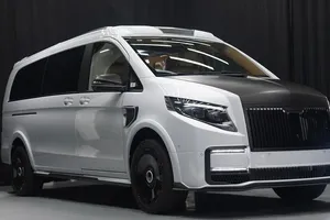 Olvídate de Maybach, el monovolumen más lujoso de Mercedes lo firma MANSORY y cuesta lo que un superdeportivo