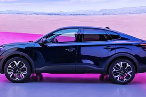 Es como el Skoda Octavia pero 10.000 € más barato y también tiene etiqueta ECO, este sedán es un chollo hecho en España