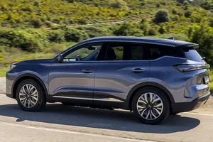 El nuevo SUV español con motor híbrido que hace 90 km sin gastar gasolina está en oferta con 4.000 € de descuento