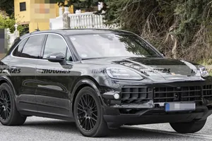 El Cayenne de gasolina no está muerto, primeras fotos espía del gran SUV de Porsche que llega en 2027
