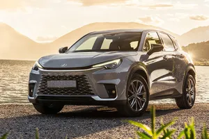 La gama 2025 del Lexus LBX llega a España con importantes mejoras y nuevos precios