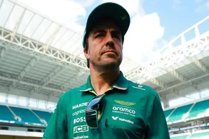 Le preguntan a Alonso por la embestida de Lawson, pero es Aston Martin quien recibe un merecidísimo palo