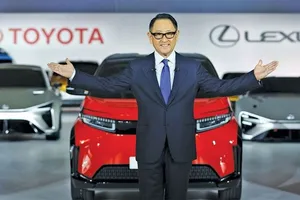 Se dice que el coche eléctrico contamina menos, pero el presidente de Toyota señala un detalle que nadie tiene en cuenta (y que lo cambia todo)