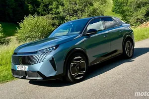 Prueba Peugeot E-3008 y E-5008 Dual Motor, la tracción total llega a los SUV eléctricos más grandes de la marca