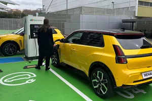 Tres años sin pagar por recargar tu coche eléctrico en casa, la generosa oferta en España para estas tres marcas