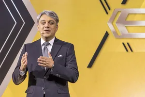 “Necesitamos coches que la gente pueda pagar”, el CEO de Renault alerta sobre la subida de precios