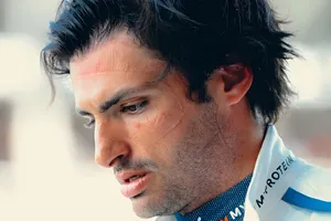 Un error y una mala decisión condenaron a Sainz en Miami
