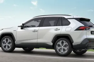 Suzuki volverá a clonar el nuevo RAV4… pero Toyota no se lo pondrá fácil