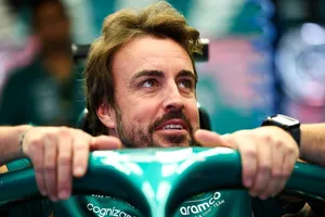 A Alonso no le sorprenden los problemas de Hamilton en Ferrari: “Fue lo mismo con Russell en Mercedes, ¿no?”