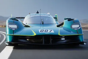 El Aston Martin Valkyrie LM es lo más parecido a un coche de carreras que puedes comprar. ¡Siéntete Fernando Alonso!