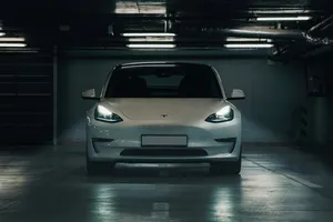 Nos creemos los bulos del coche eléctrico y solo una estrategia ha funcionado. Y es casi más preocupante