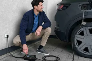 ¿Cargas tu coche eléctrico en casa y con un enchufe convencional? Estás tirando dinero de más a la basura