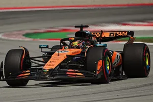 Oscar Piastri, más líder tras dominar en Barcelona; Verstappen pierde los nervios y Alonso puntúa