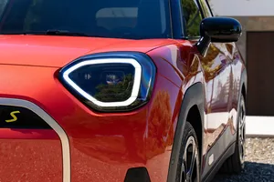 4.000 € de descuento y más potente, este SUV te hará olvidar al Renault 4 con sus 184 CV (y es premium)